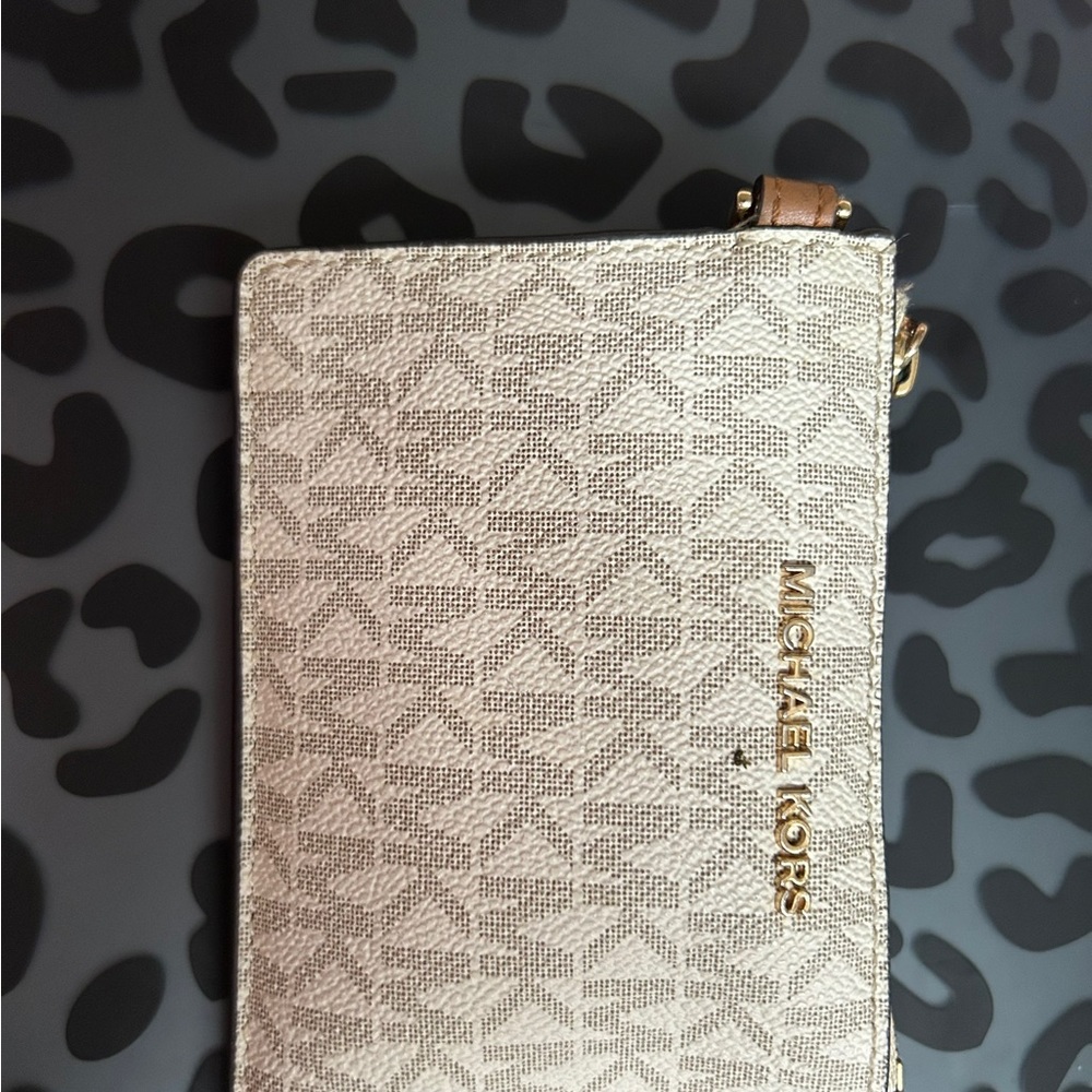 Never really used Michael kors wallet Id